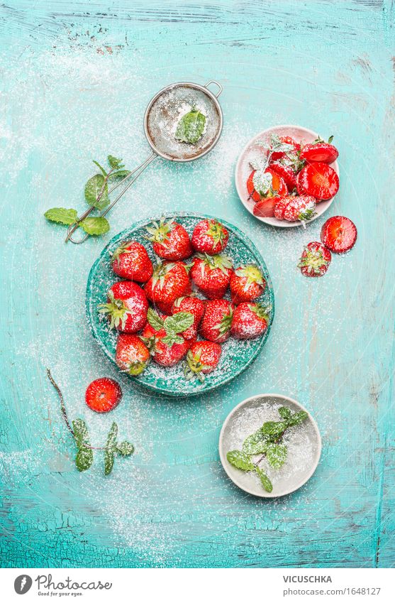 Erdbeeren serviert in der blauen Schüssel mit Minze Lebensmittel Frucht Dessert Süßwaren Ernährung Frühstück Bioprodukte Vegetarische Ernährung Diät Teller