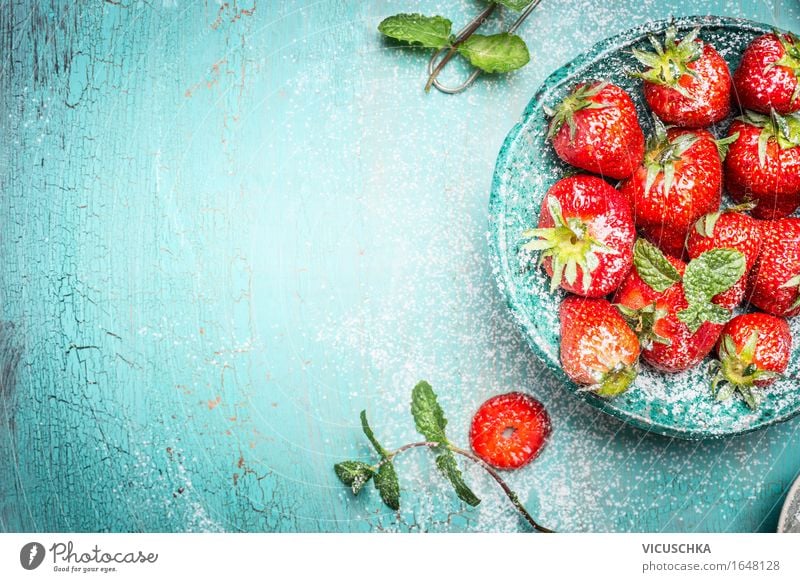 Erdbeeren mit Minze im türkis Schüssel Lebensmittel Frucht Dessert Ernährung Frühstück Bioprodukte Vegetarische Ernährung Diät Schalen & Schüsseln