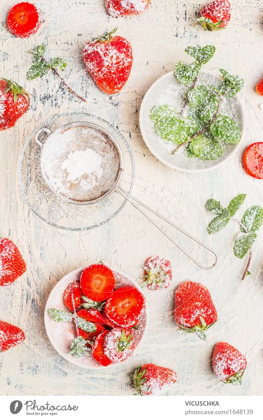 Frische Erdbeeren mit Minze und Puderzucker Lebensmittel Frucht Dessert Ernährung Bioprodukte Vegetarische Ernährung Diät Geschirr Teller Schalen & Schüsseln