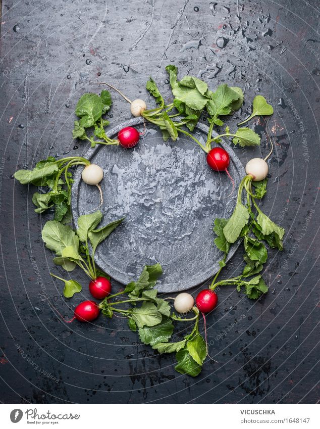 Hervorragende Radieschen mit Blättern um leere Schieferplatte Lebensmittel Gemüse Salat Salatbeilage Ernährung Bioprodukte Vegetarische Ernährung Diät Teller