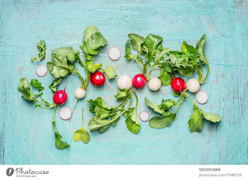 Weiße und rote Radieschen mit Blättern Lebensmittel Gemüse Ernährung Stil Design Gesunde Ernährung Sommer Tisch Natur Garten Vitamin frisch Bioprodukte Muster