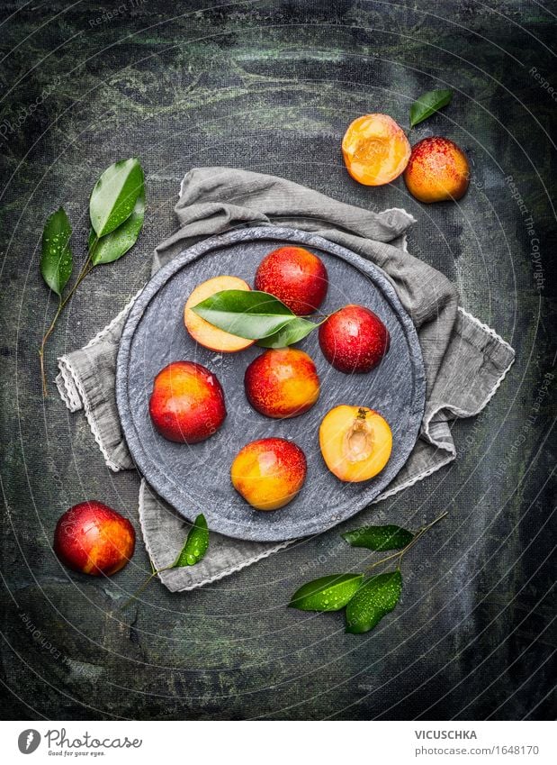 Halbiert Pfirsiche mit Blättern Lebensmittel Frucht Ernährung Bioprodukte Vegetarische Ernährung Geschirr Teller Stil Design Gesunde Ernährung Tisch Sommer