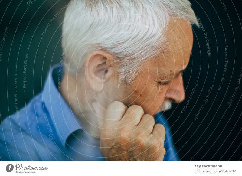 nachdenklicher alter Mann mit weißem Haar maskulin Männlicher Senior Großvater Leben 1 Mensch 60 und älter Hemd weißhaarig kurzhaarig Denken Traurigkeit blau