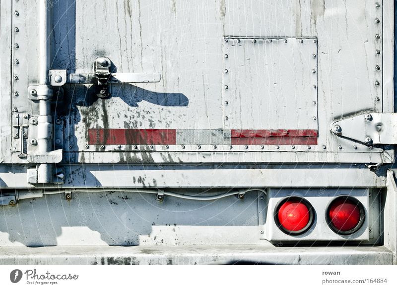 lastkraftwagen Gedeckte Farben Menschenleer Tag Energiekrise Verkehr Güterverkehr & Logistik Straßenverkehr Lastwagen Bewegung fahren stehen weiß Mobilität