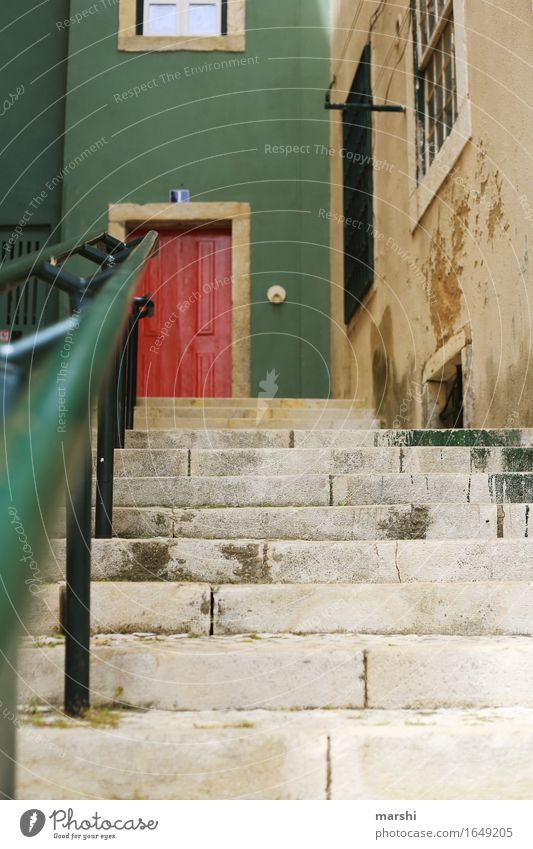 die rote Tür Hauptstadt Stadtzentrum Altstadt Haus Mauer Wand Treppe Fassade Klingel Stimmung grün Alfama Lissabon Portugal Gasse Ferien & Urlaub & Reisen