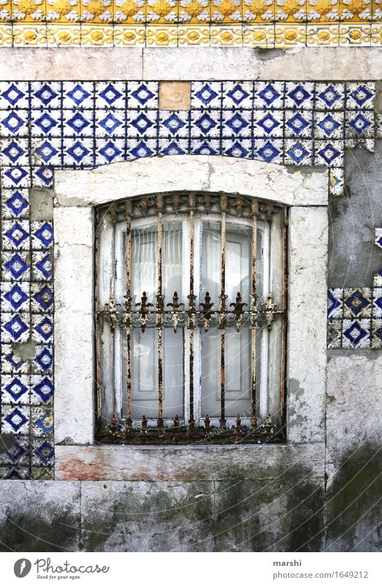 abgewohnt Fassade Haus Mauer Fliesen u. Kacheln Häusliches Leben bewohnt alt Lissabon Portugal Wohnhaus Wand mehrfarbig blau gelb Fenster Detailaufnahme