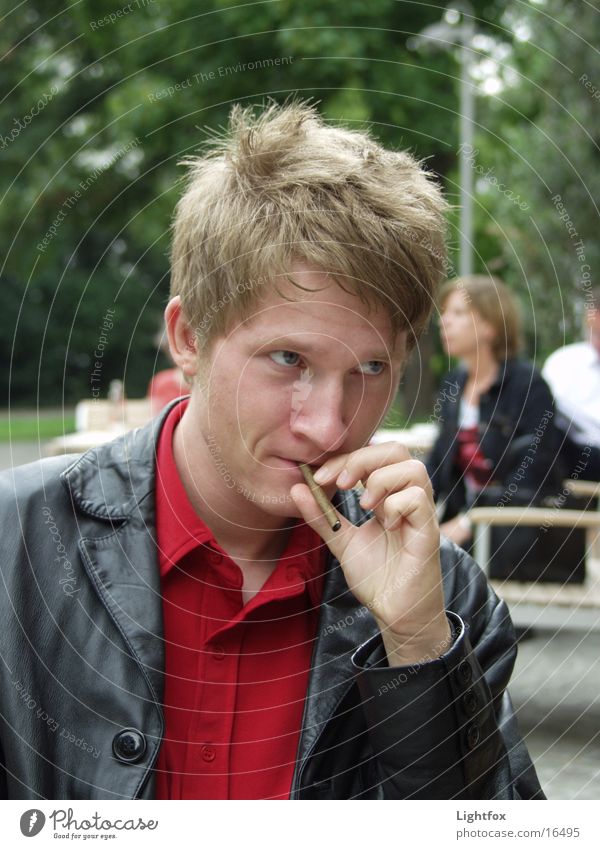 Its a cool Mann!!! Zigarillo Leder Hemd blond Café Mensch Rauchen smoke Außenaufnahme