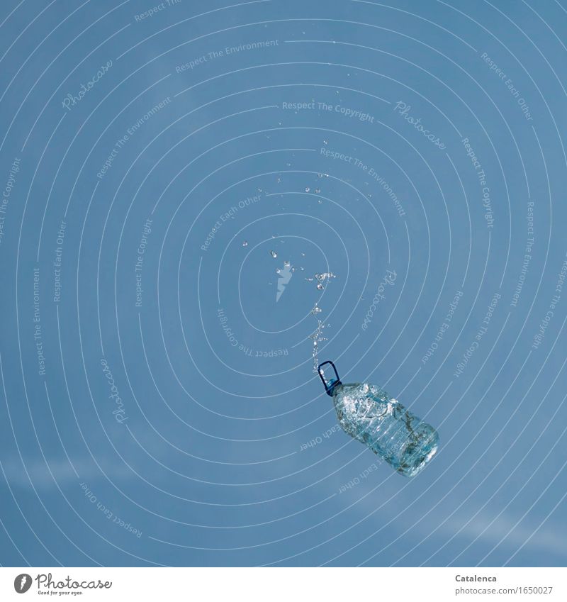 Wasser, eine volle Wasserflasche fällt vom Himmel Luft Wassertropfen nur Himmel Wolkenloser Himmel Schönes Wetter Verpackung PET Flasche fallen nass blau türkis