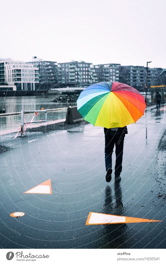 Sommersonnenwende 1 Mensch trendy Oslo Regenschirm Regenbogen schlechtes Wetter Norwegen Stadt Herbst Frühling Spaziergang Straße Farbfoto mehrfarbig
