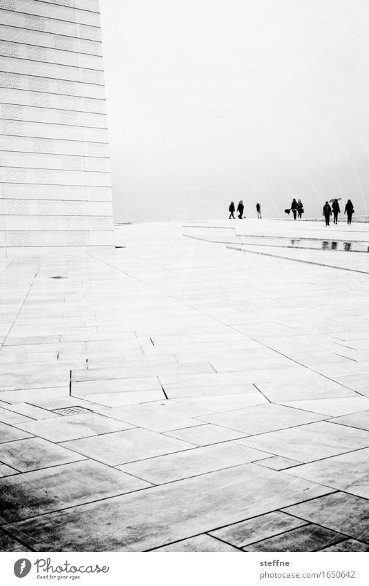 Opernball schlechtes Wetter Nebel Regen ruhig Oslo Opernhaus Mensch Besucher Raumeindruck zeitlos Traurigkeit Schwarzweißfoto Außenaufnahme Textfreiraum oben