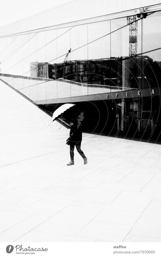 O P E R A Oslo nass Regen Regenschirm Norwegen Opernhaus Schwarzweißfoto Außenaufnahme abstrakt Strukturen & Formen Textfreiraum unten Kontrast Silhouette