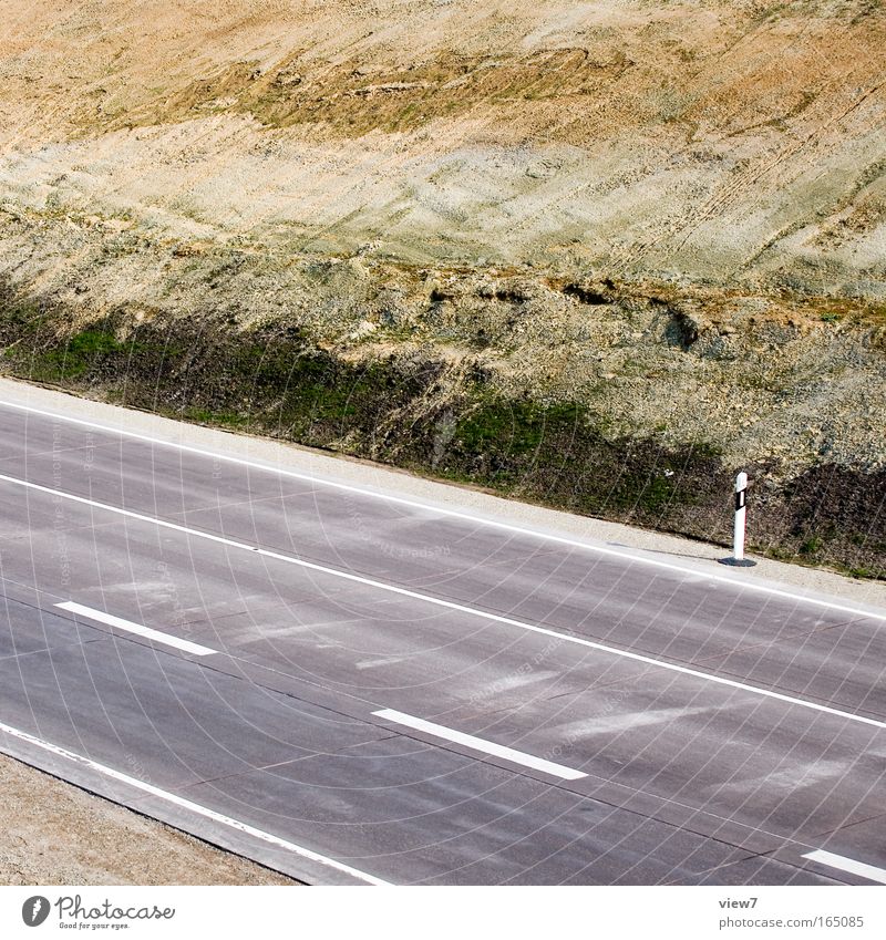 Straße zum Mond Farbfoto mehrfarbig Außenaufnahme Textfreiraum oben Totale Wege & Pfade Autobahn Verkehrszeichen Verkehrsschild authentisch neu Klischee viele