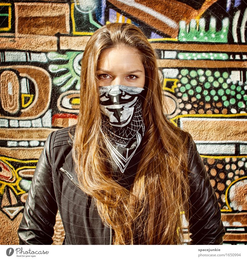 Vermummt Mensch feminin Junge Frau Jugendliche Erwachsene 1 18-30 Jahre Kunst Mauer Wand Fassade Mode Bekleidung Jacke Leder brünett langhaarig authentisch dünn
