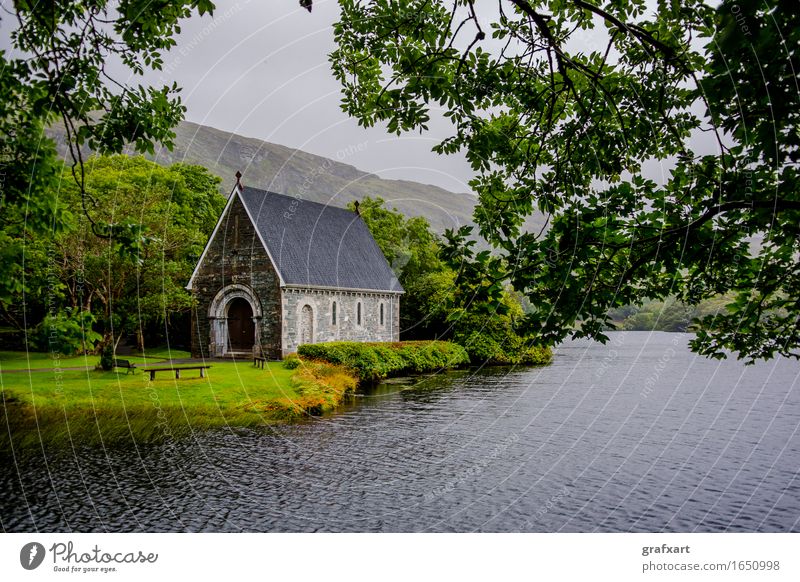 Kapelle im Gougane Barra National Park in Irland Republik Irland Kirche Landschaft See Regen Wald Wasser alt Berge u. Gebirge Cork Fluss friedlich Vergangenheit