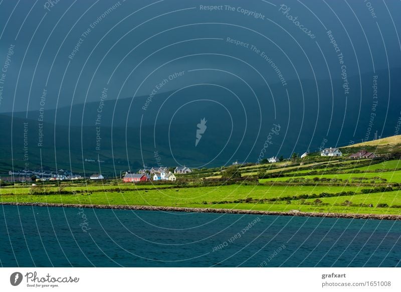Malerische Küstensiedlung in Irland Republik Irland ländlich Landschaft Wohnsiedlung Wetter Wolken Atlantik Dingle Dorf Einsamkeit friedlich Gewitter Halbinsel