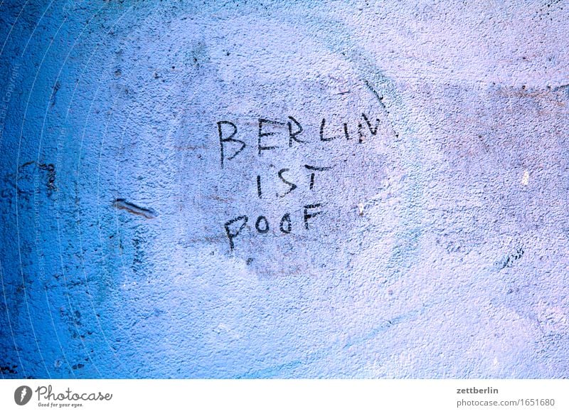 BERLIN IST POOF Berlin Hauptstadt schimpfen dumm doof Handschrift Meinung Meinungsfreiheit satire Schriftzeichen Beschluss u. Urteil Vandalismus Wand Mauer Putz