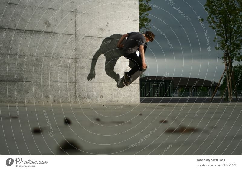 Abendeinbruch Außenaufnahme Textfreiraum links Starke Tiefenschärfe Totale Blick nach unten grau Skateboarding 1 Mensch einzeln Ein Mann allein