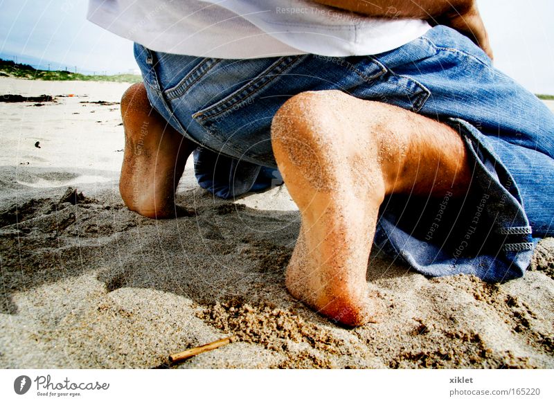 Strang Tag maskulin Junger Mann Jugendliche Beine Fuß 1 Natur Sand Küste Strand Meer liegen blau gelb weiß friedlich Gelassenheit ruhig Erholung Freude knien