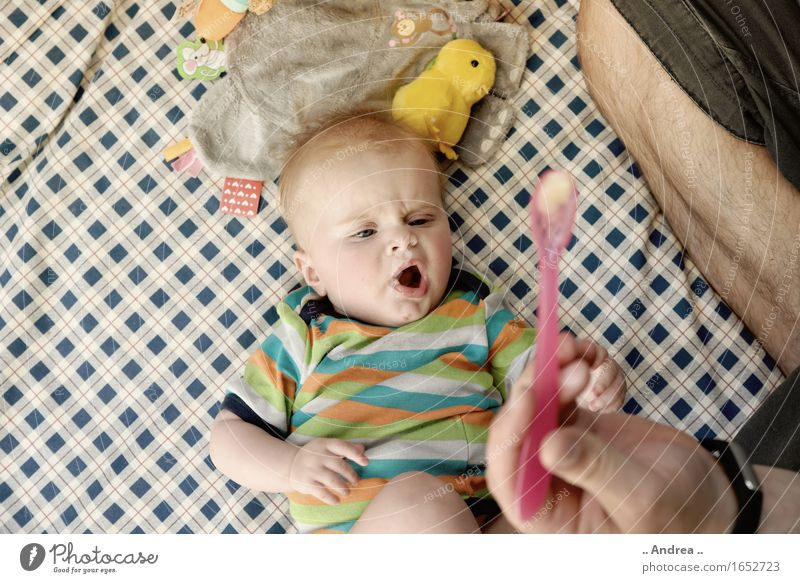 Her damit Kind Baby Kleinkind Mädchen Kindheit 1 Mensch 0-12 Monate entdecken Essen Brei Ernährung Besteck Banane eklig probieren Versuch Schmiererei