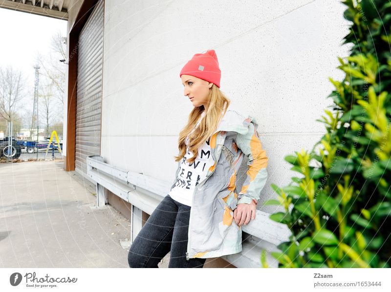 STRW Lifestyle elegant Stil feminin Junge Frau Jugendliche 18-30 Jahre Erwachsene Schönes Wetter Sträucher Haus Industrieanlage Mode T-Shirt Jacke Mütze blond