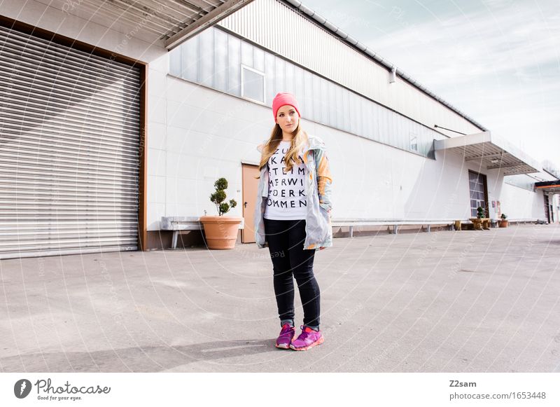 Streetwear Lifestyle elegant Stil Junge Frau Jugendliche 18-30 Jahre Erwachsene Stadt Industrieanlage Architektur Mode T-Shirt Jacke Turnschuh Mütze blond