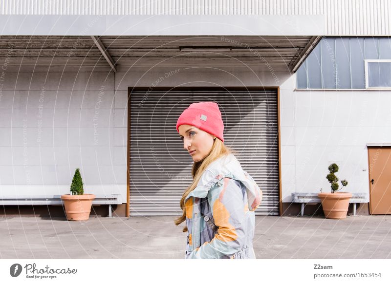 STRW Lifestyle elegant Stil Stadt Industrieanlage Architektur Mode Jacke Mütze blond langhaarig Lächeln trendy schön modern rebellisch mehrfarbig selbstbewußt