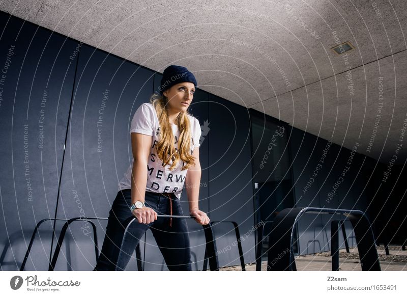 Streetwear Lifestyle elegant Stil feminin Junge Frau Jugendliche 18-30 Jahre Erwachsene Stadt Industrieanlage Architektur Mode T-Shirt Jeanshose Mütze blond