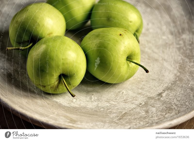 Grüne Äpfel Lebensmittel Frucht Apfel Granny Smith Ernährung Vegetarische Ernährung Teller Schalen & Schüsseln ästhetisch lecker braun grün Steingut Stillleben