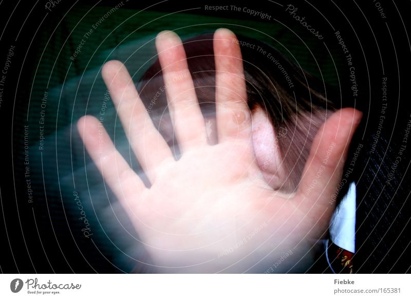 Verwirrung Farbfoto Innenaufnahme Nahaufnahme Experiment Unschärfe Bewegungsunschärfe Vorderansicht Blick in die Kamera Mensch Haare & Frisuren Hand Finger 1