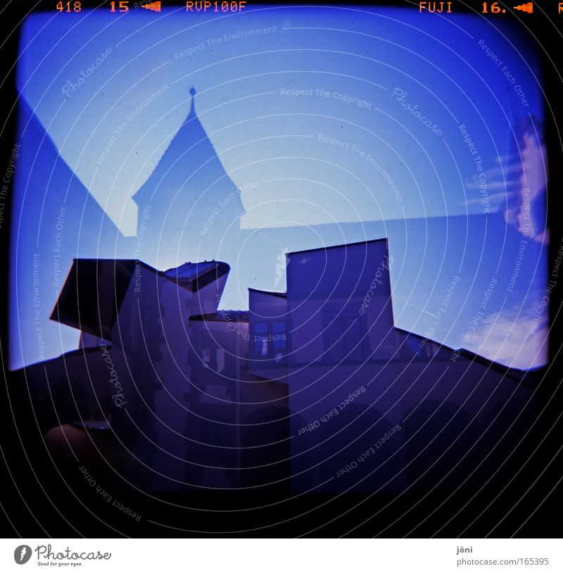 Traumburg Farbfoto Außenaufnahme Experiment Lomografie Holga Menschenleer Textfreiraum rechts Abend Dämmerung Schatten Kontrast Silhouette Lichterscheinung