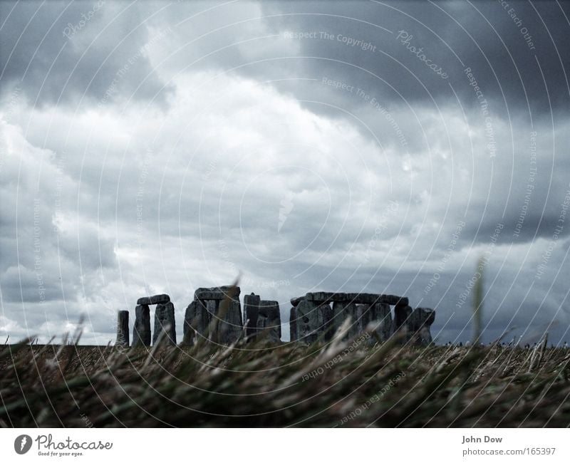 Stonehenge II Farbfoto Gedeckte Farben Außenaufnahme Menschenleer Kunstwerk Unwetter Wind Sturm England Sehenswürdigkeit Wahrzeichen Denkmal Stein alt