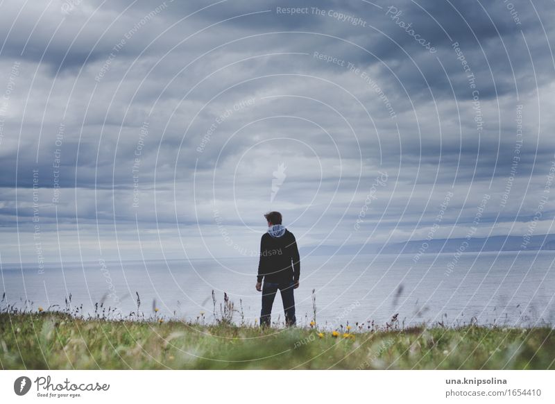 Der Mann und das Meer maskulin Erwachsene 1 Mensch Natur Landschaft Wolken schlechtes Wetter Gras Küste Schottland stehen bedrohlich Farbfoto Außenaufnahme