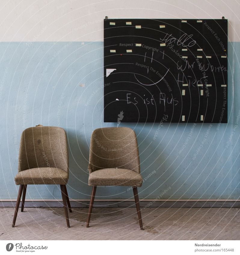 Alte Stühle und Tafel in einem Raum als Stillleben Lifestyle Design Innenarchitektur Möbel Sessel Stuhl Industrieanlage Mauer Wand schreiben Traurigkeit