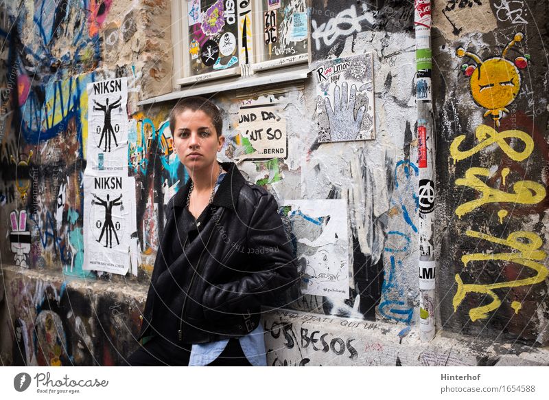 Junge kurze Haare Frau in städtischer Umgebung und Graffiti Lifestyle Azubi Student Mensch Erwachsene 1 18-30 Jahre Jugendliche Kunst Subkultur Stadt Hauptstadt