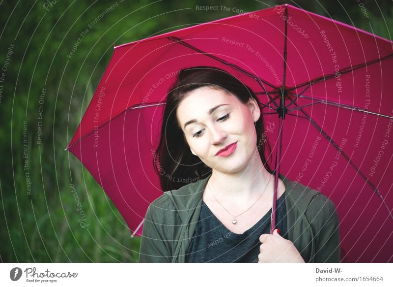 Junge Frau mit rotem Schirm roten Nägeln und rotem Lippenstift Regenschirm roter Nagellack hübsch attraktiv gutaussehend malerisch Kunstwerk natur draußen
