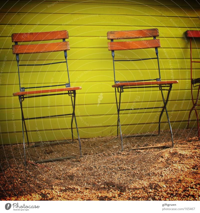 platz an der sonne Farbfoto Außenaufnahme Sommer Sommerurlaub Garten Möbel Stuhl ausgehen Café Biergarten gelb Fröhlichkeit Lebensfreude Warmherzigkeit