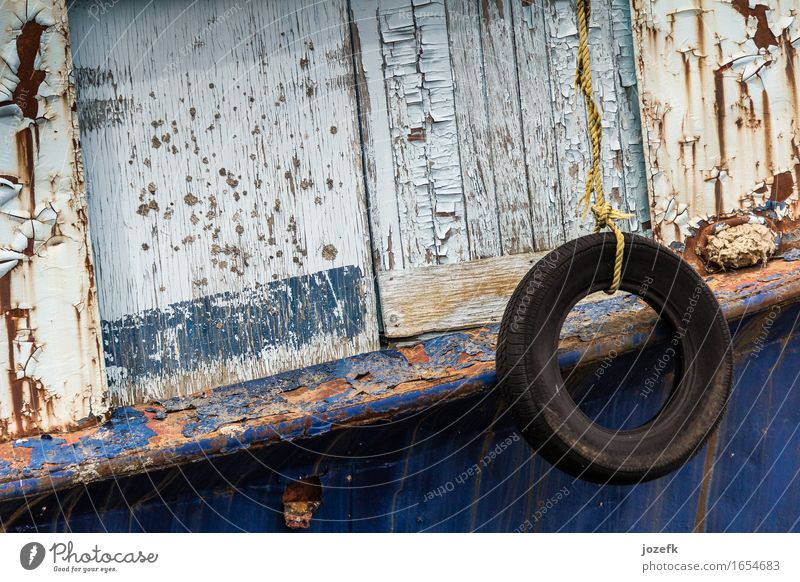 Verlassene Fischerboot Hafen Seil Metall blau braun Stimmung Traurigkeit Farbfoto Außenaufnahme Menschenleer