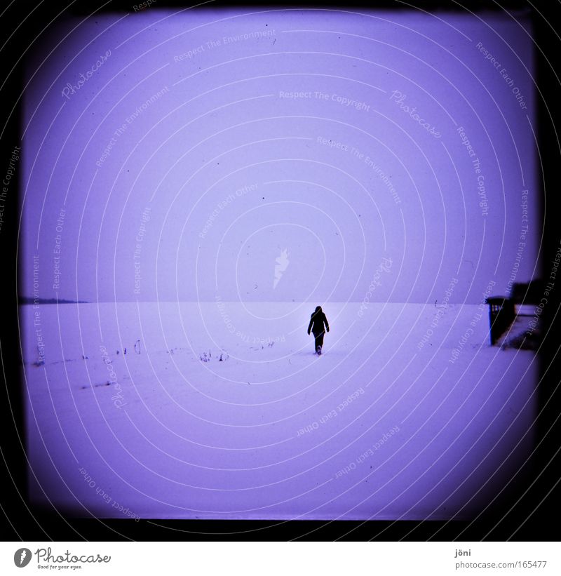 Einsam in die Stille Gedeckte Farben Außenaufnahme Lomografie Holga Silhouette wandern 1 Mensch Wolken Eis Frost Schnee Denken blau weiß Gefühle Zufriedenheit