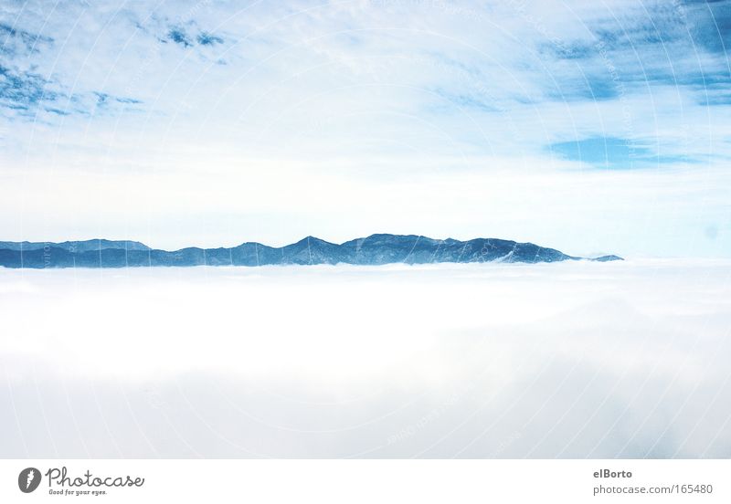 Über den Wolken Farbfoto Außenaufnahme Menschenleer Textfreiraum oben Textfreiraum unten Tag Licht Zentralperspektive Totale Panorama (Aussicht) wandern