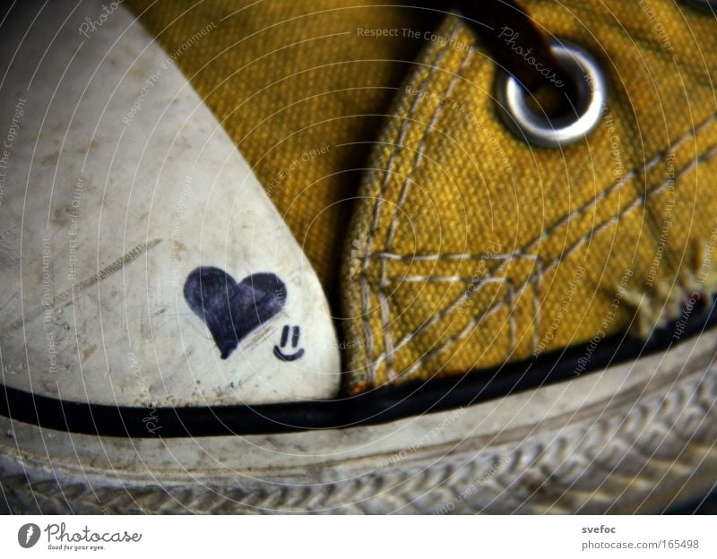 Ein Herz für Chucks Farbfoto Innenaufnahme Makroaufnahme Künstler Maler Kunstwerk Gemälde Jugendkultur Subkultur Schuhe Turnschuh Zeichen Smiley stehen