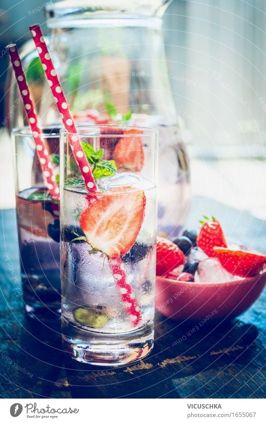 Wasser mit Beeren im Glas Lebensmittel Frucht Getränk Erfrischungsgetränk Trinkwasser Limonade Stil Design Gesundheit Gesunde Ernährung Kur Tisch Krug Trinkhalm