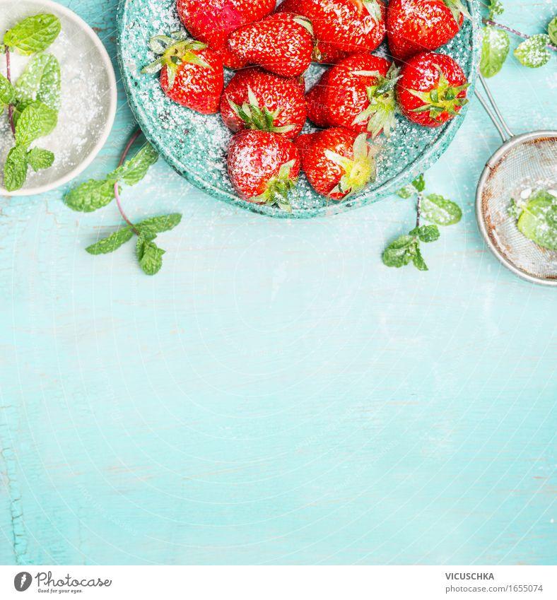 Erdbeeren mit Minze und Zucker auf türkis Hintergrund Lebensmittel Frucht Dessert Ernährung Bioprodukte Vegetarische Ernährung Geschirr Stil Design Gesundheit