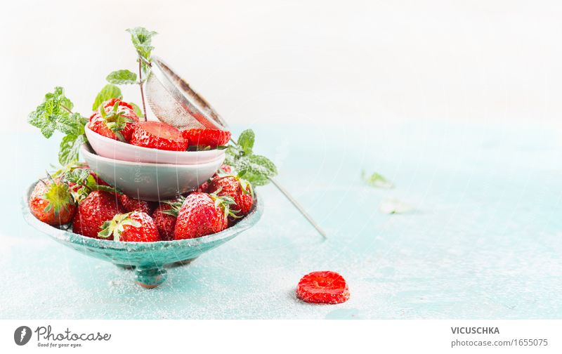 Schalen mit frischen Erdbeeren und Sieb Lebensmittel Frucht Dessert Süßwaren Ernährung Frühstück Mittagessen Bioprodukte Vegetarische Ernährung Diät