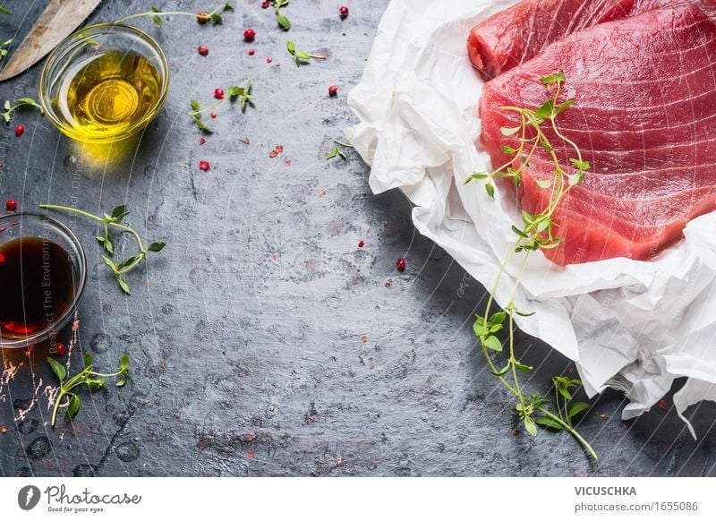 Thunfisch- Steaks in Papier mit Kochzutaten Lebensmittel Fisch Kräuter & Gewürze Öl Ernährung Mittagessen Büffet Brunch Festessen Bioprodukte