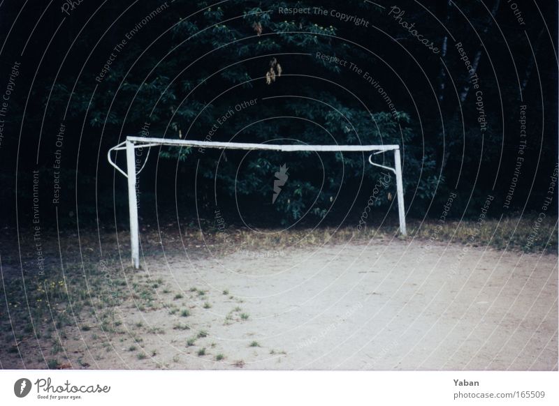 Toooor ..... Menschenleer Freizeit & Hobby Spielen Sport Fußball Sportstätten Fußballplatz Park Wald Spielplatz dunkel eckig einfach trocken Fairness Einsamkeit