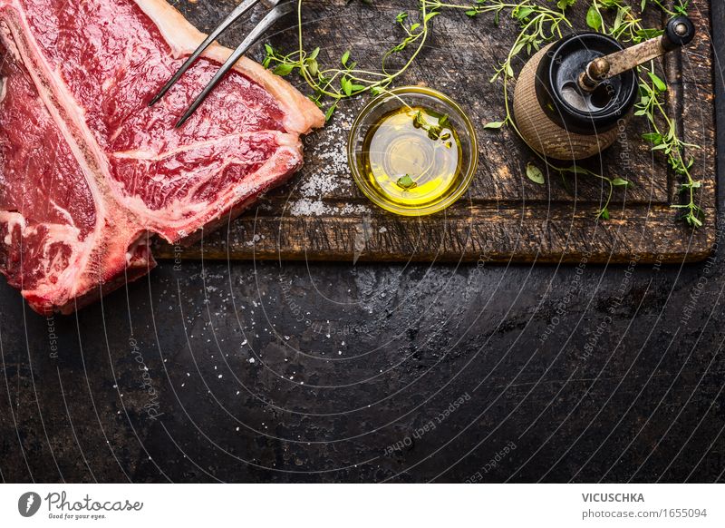 T- Bone Steak mit Öl und Gewürze für Grill oder Braten Lebensmittel Fleisch Kräuter & Gewürze Ernährung Mittagessen Abendessen Büffet Brunch Geschäftsessen
