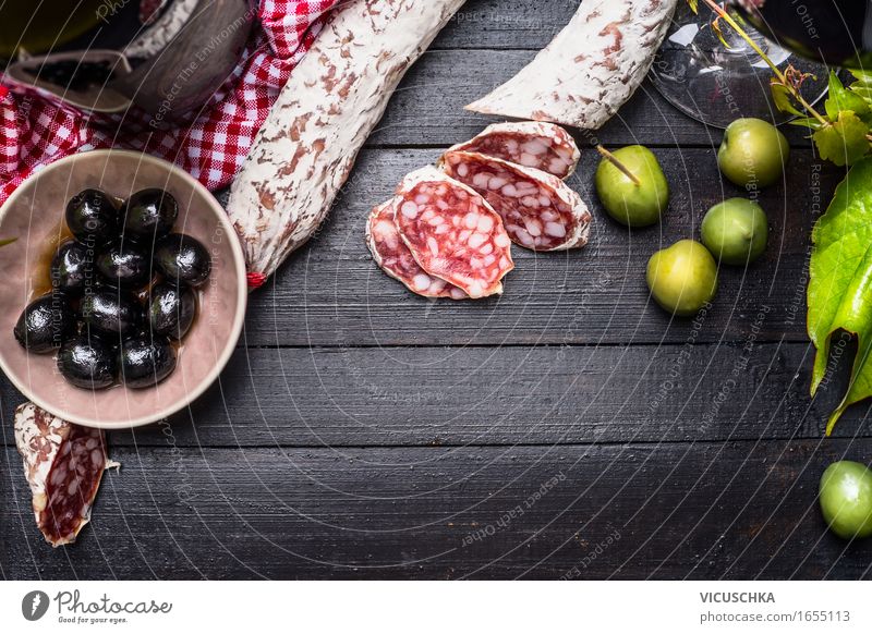 Salami mit grünen und schwarzen Oliven und Rotwein Lebensmittel Wurstwaren Gemüse Mittagessen Büffet Brunch Festessen Italienische Küche Schalen & Schüsseln