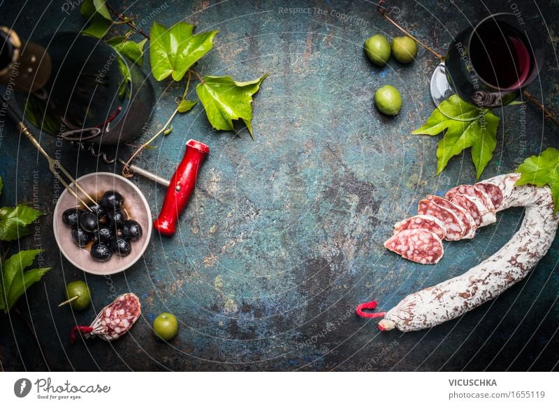 Italienisches Stillleben mit Salami, Rotwein und Oliven Lebensmittel Wurstwaren Gemüse Kräuter & Gewürze Ernährung Mittagessen Abendessen Büffet Brunch