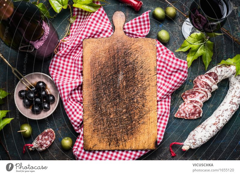 Antipasti mit Oliven , Rotwein und Salami um Schneidebrett Lebensmittel Wurstwaren Ernährung Büffet Brunch Festessen Italienische Küche Getränk Wein Geschirr