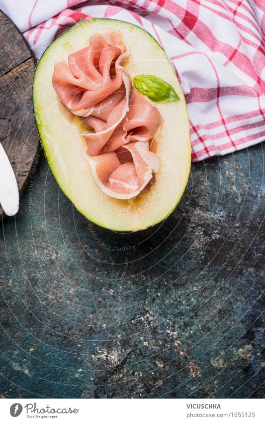 Die Hälfte der Melone und Prosciutto Schinken Lebensmittel Fleisch Frucht Ernährung Mittagessen Büffet Brunch Picknick Bioprodukte Stil Gesunde Ernährung Sommer